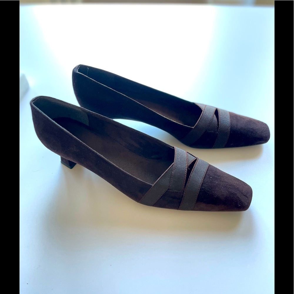 Impeccably maintained Weitzman espresso brown suede pumps. SS width